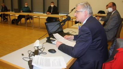 Bild: wro
Bis auf Weiteres werden die Stadtwerke Erbendorf von Bürgermeister Johannes Reger (vorne) in seiner Funktion als Werkleiter vertreten. Darauf einigte sich der Stadtrat mehrheitlich in seiner vergangenen Sitzung.