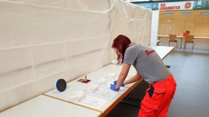 Bild: Andreas Kramer/exb
Konzentration ist bei der Auswertung der Tests in der Corona-Abstrichstelle in Schwarzenfeld gefragt