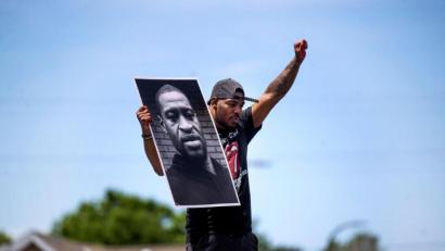 Bild: Jerry Holt
Tony L. Clark hält ein Foto des verstorbenen George Floyd. Der ehemalige Polizist Derek Chauvin ist des Mordes schulig gesprochen worden.