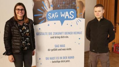 Archivbild: Peter Achatzi/exb
"Sag was": Die Botschaft bei der Auftaktveranstaltung für Jugendbeauftragte im vergangenen Jahr erneuern Maria Siegert und Konrad Kohl für die Dorferneuerung in Neukirchen, bei der auch junge Leute ihre Gedanken einbringen sollen.