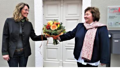 Bild: ubb
Mit einem Blumenstrauß und einem herzlichen Lächeln begrüßte Quartiersmanagerin Cornelia Stahl (rechts) offiziell ihre neue Mitarbeiterin Janka Hannemann-Mathes. Die 38-jährige Krankenschwester unterstützt seit 1. März Cornelia Stahl im LebenPlus-Büro in der Koloman-Maurer-Straße bei der Bewältigung der vielen Aufgaben, die "LebenPlus" für hilfsbedürftige Bürger der Stadt Tirschenreuth übernommen hat.