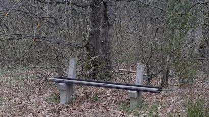 Bild: hme
Die Ruhebank am Ende der Etzenrichter Straße ist in einem desolatem Zustand. Georg Rosner hat die Patenschaft für die Erneuerung dieser Sitzgelegenheit übernommen.