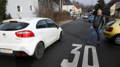 Bild: Wolfgang Steinbacher
Claus Piechatzek aus der Dr.-Robert-Strell-Straße hat ein Problem: Im Stadtteil Luitpoldhöhe halten sich viele Autofahrer nicht an Tempo 30.