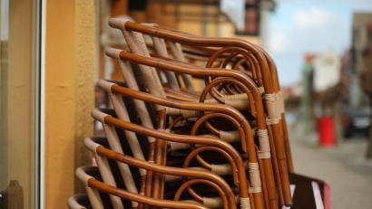 Symbolbild: Matthias Bein
Stühle stehen gestapelt in einer Einkaufszone.