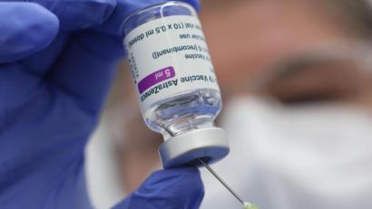 Bild: Matthias Bein/dpa
Eine Spritze mit dem Corona-Impfstoff von Astrazeneca wird aufgezogen. In Amberg und Amberg-Sulzbach wird das vom 14. bis 18. April bei einer Sonderimpfaktion 5390 Mal geschehen.