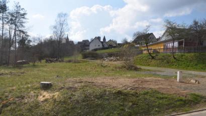 Bild: fz
Rechts die Mehrzweckhalle, an der das neue Gemeindezentrum entsteht. Links unter dem Sandweg, die Erschließungsstraße wird, beginnen die sieben Bauplätze.