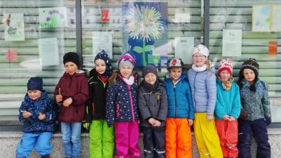 Bild: njn
Die Vorschulkinder haben sich vor ihrem Kunstwerk, einer Blume aus Handabdrücken, an der Stadthalle zum Erinnerungsfoto aufgestellt. Da die Buben und Mädchen in der Notbetreuung auch zusammen spielen und somit keinen Abstand halten können, dürfen sie auch für das Foto zusammenrücken, wie der Kindergarten Regenbogen auf Nachfrage mitteilt.