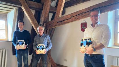 Bild: u
Am 23. April 1271 wurde Hirschau erstmals urkundlich erwähnt - 245 Jahre später, am 23. April 1516, das Bayerische Reinheitsgebot erlassen. Auf gemeinsame Einladung der Stadt und der Schloss-Brauerei werden an diesem Freitag zwei Jahrestage gefeiert. Mit dem Jubiläums-Märzen stoßen an (von rechts): Bürgermeister Hermann Falk, Brauerei-Chef Franz Dorfner und Junior-Chef Sebastian Dorfner.