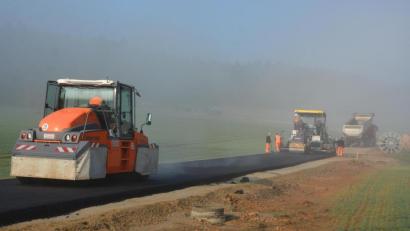 Bild: jr
Die Asphaltierungsarbeiten auf der Straße bei Pechtnersreuth begannen am Mittwochmorgen bei starkem Nebel.