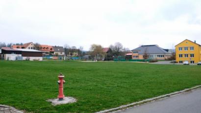 Bild: do
In bester Lage zwischen Feuerwehrhaus, Grundschule, Gemeindezentrum, Kindergarten und der Krummacker-Siedlung gelegen, soll das Wiesengelände im gegenseitigen Einvernehmen von Grundstückseigentümer und Kommune genutzt werden. Dazu bringt der Gemeinderat eine Änderung des Flächennutzungsplanes und des Bebauungsplanes auf den Weg.