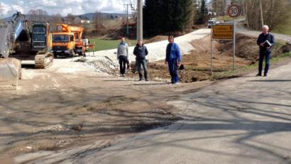 Bild: br
Ab dem kommenden Montag wird die Gemeindeverbindungsstraße Weihermühle–Lochau komplett gesperrt. Für die Verkehrsteilnehmer wurde eine Baustellenumfahrung (links im Bild in Richtung Lochau) angelegt. Über das insgesamt anspruchsvolle Tiefbauprojekt gab es am Dienstagnachmittag umfassende Informationen von Bauleiter und Diplomingenieur Christoph Reger vom Ingenieurbüro Wolf + Zwick (von links), vom Bauleiter der Firma VSTR AG, Nico Tiede, von Polier Matthias Drescher sowie Bürgermeister Peter König und der stellvertretenden Bauamtsleiterin der VG Neusorg, Katrin Bayer.