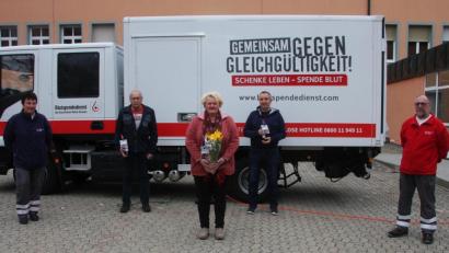 Bild: wro
Die Leiterin für soziale Aufgaben beim BRK, Conny Klarner (links), und der stellvertretende Bereitschaftsleiter des Wiesauer BRK, Richard Meierl (rechts), dankten Manfred Dietz, Silke Wolfrum und Dieter Böhringer (von links).