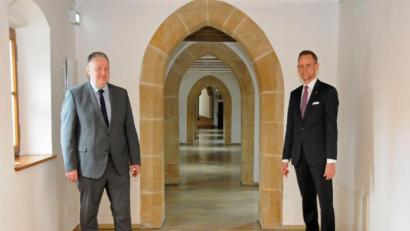 Bild: Christine Hollederer
Zur Vertragsunterzeichnung kam der neue Sparkassenvorstand Thomas Pickel (rechts) ins Landratsamt zu Landrat Richard Reisinger, der aktuell der Vorsitzende des Sparkassen-Verwaltungsrats ist.