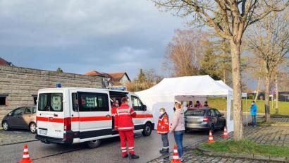 Bild: Sebastian Windschügl
Die BRK-Bereitschaft Neustadt/WN beim Testlauf einer Teststation an der Stadthalle. Am Freitag, 23 April, geht sie in Betrieb.