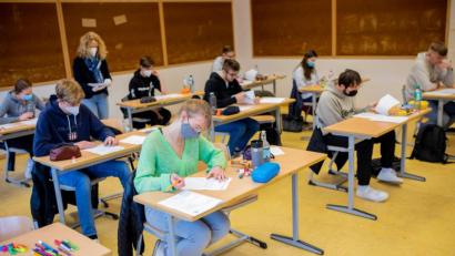 Symbolbild: Moritz Frankenberg/dpa
Schluss mit Präsenzunterricht bei einer Inzidenz von 100 in Bayern.