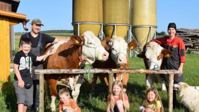 Bild: Rudolf Taxinger/exb
Mit großer Freude und auch Stolz präsentieren Helene und Thomas Bauer gemeinsam mit ihren Kindern Lukas, Killian, Laura und Anna-Lena ihre drei „Golden Girls" "Sonja", "Emma" und "Nina".