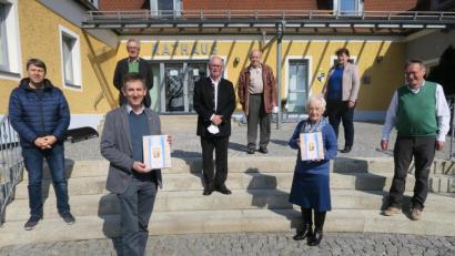 Bild: Verena Sägenschnitter/exb
Die Mitwirkenden an der Ausstellung über die Opfer des Zweiten Weltkriegs in Ursensollen bei der Vorstellung des Buches (vorn, von links): Manfred Schmidt, Bürgermeister Albert Geitner (vorn), der ehemalige Bürgermeister Franz Mädler, Wolfgang Eger, Gernot Bock, Karin Eger, die stellvertretende Ortsheimatpflegerin Annemarie Lehmeier und Ortsheimatpfleger Josef Schmaußer.