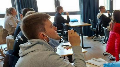 Bild: lg
Vor dem Unterricht heißt es Stäbchen in die Nase. Abiturienten des Englischkurses am Ortenburg-Gymnasium testen sich auf das Coronavirus.