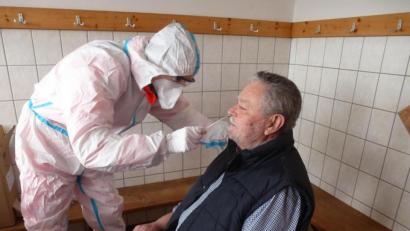 Bild: bk
Andreas Gräf nimmt an Heribert Ficker den Schnelltest vor. Stationen gibt es in Kaltenbrunn und Grafenwöhr.