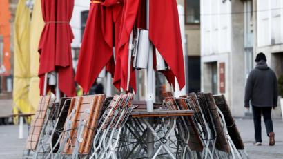 Symbolbild: Oliver Berg/dpa
Die Notbremse der Bundesregierung betrifft auch die Gastronomie.