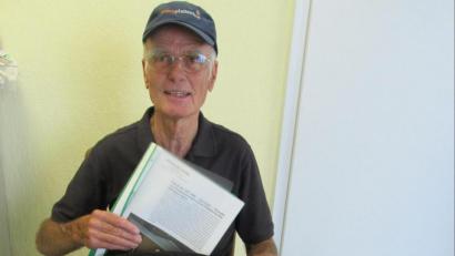 Archivbild: Bugl
Am 16. April ist Gerd Thill 80 Jahre alt geworden. Unser Bild stammt aus dem Jahr 2018: Damals besucht der Fußball-Fan unsere Redaktion und schwelgte in Erinnerungen.