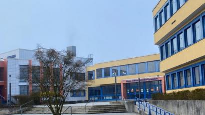 Bild: Völkl
Für Baumaßnahmen am Nabburger Gymnasium stehen heuer 1,4 Millionen Euro im Landkreishaushalt zur Verfügung.