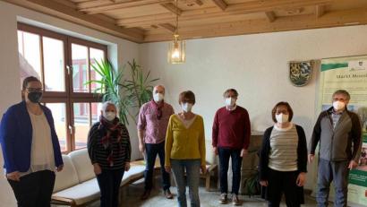 Bild: dob
Romina Völkl von der Geschäftsstelle Naturparkland in der Friedrichsburg, Christina Kircher, Josef Pflaum, Margit Kirzinger, Vorsitzender Reiner Gäbl, Mitarbeiterin Claudia Rieß aus Moosbach und Manfred Janker (von links nach rechts) nach der Vergabesitzung.