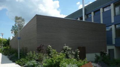 Bild: e
Das Biomasseheizwerk Kümmersbruck: Investor und Betreiber dieser Anlage ist der kommunale Eigenbetrieb Wasser und Energie Kümmersbruck (WEK). Die Anlage ist mit einem Biomassekessel mit einer Nennleistung von 850 Kilowatt ausgestattet.