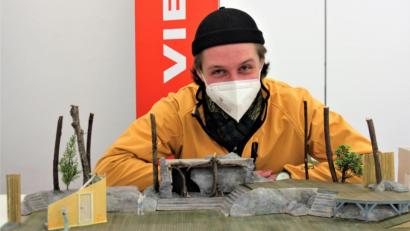 Bild: stg
Ohne Maske geht bei den Luisenburg-Festspielen erst einmal gar nicht - das galt am Dienstag auch für "Pinocchio"-Darsteller Maurice Ernst hinter einem Modell der Bühne.