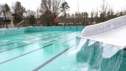 Bild: bkr
Aus 32 Bodendüsen sprudelt in den kommenden drei Wochen das Wasser in die Becken des Naturerlebnisbades. 2200 Kubikmeter sind es. Wasser von der Rutsche fließt nur gelegentlich.