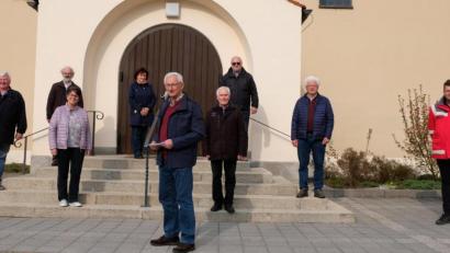 Bild: mab
Unter der Regie von Hans Lobinger (vorne Mitte) wurde für soziale Zwecke gehämmert, gebohrt und gesägt. Das Ergebnis: 5000 Euro können aus dem Erlös des Bastelwarenverkaufs der Schwarzenfelder Kolpingsgruppe gespendet werden.