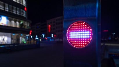 Bild: Moritz Frankenberg/dpa
Ein Stop-Piktogramm an einer Rolltreppe leuchtet am späten Abend nach Beginn der Ausgangsbeschränkungen zur Eindämmung der Corona-Pandemie in der Innenstadt.