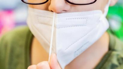 Bild: Christoph Soeder
Schüler testen sich in Amberg und Amberg-Sulzbach unter Aufsicht der Lehrkraft selbst. Seit 12. April sind beim Gesundheitsamt Amberg zehn positive Fälle bekannt.