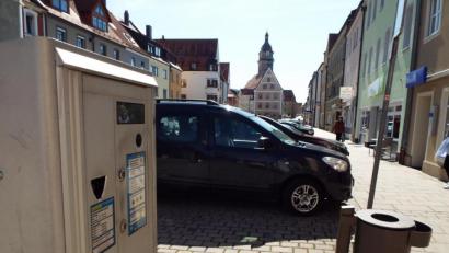 Bild: ll
Die Parkautomaten in der Auerbacher Innenstadt werden mit der Entscheidung des Stadtrats nicht abgebaut. Das "Handyparken" sorgt lediglich für eine neue, bargeldlose Bezahlmöglichkeit.