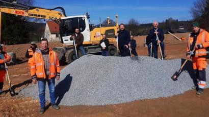 Bild: ld
Nachdem die Arbeiten an der Erschließung des neuen Rings im Baugebiet" Brunnäcker" bereits begonnen haben, wurde nun zum offiziellen Spatenstich mit Vertretern der Gemeinde und der VG, der ausführenden Baufirma, Vertretern des Wasserzweckverbandes und des Planungsbüros geladen.