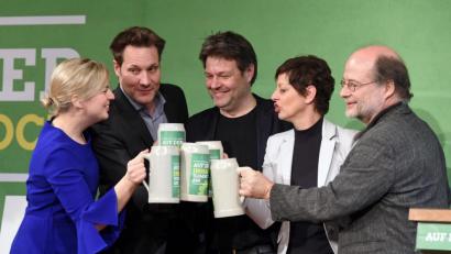 Bild: Andreas Gebert
Schon vor drei Jahren zum Beginn des Landtagswahlkampfes feuerte Robert Habeck die bayerischen Grünen an (von links): Die Fraktionschefs Katharina Schulze und Ludwig Hartmann, Bundesvorsitzender Habeck sowie die damalige Landesvorsitzende Sigi Hagl und ihr Co-Vorsitzender Eike Hallitzky. Hallitzky scheidet jetzt aus.