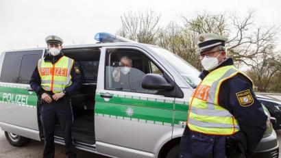 Bild: Hösamer
Die Polizeibeamten Siegfried Deml, Gerhard Richter (im Auto) und Dennis Meier (von rechts) kontrollieren im Zuge des Blitzmarathons an der Grünwaldkreuzung in Schwandorf.