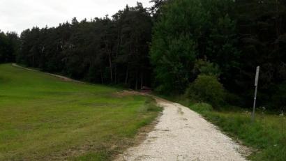 Bild: e
Pflicht der Anlieger ist es, „sonstige wassergebundene Schotterwege“ instand zu setzen. Die anliegenden Flächen werden meist land- und forstwirtschaftlich genutzt. Jagdgenossenschaften nehmen für die anfallenden Arbeiten oft nicht ausbezahlte Jagdpachteinnahmen her.