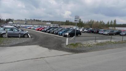 Bild: rn
"Der Parkplatz ist wichtig für Novem", versicherten Bürgermeister Marcus Gradl und Stadtrat Klaus Lehl.