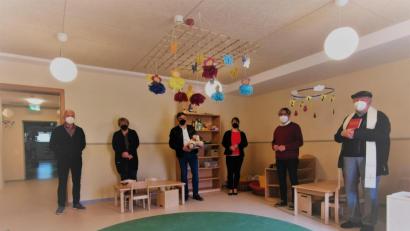 Bild: gz
Nach dem Segensgebet im Freien lud Pfarrer Erwin Bauer (von rechts) Bürgermeister Reiner Gäbl, Kirchenpflegerin Nicola Hummer, Architekt Christian Schönberger, Kindergartenleiterin Ramona Zangl und Kirchenrat Karl Schmid zum Rundgang ein.