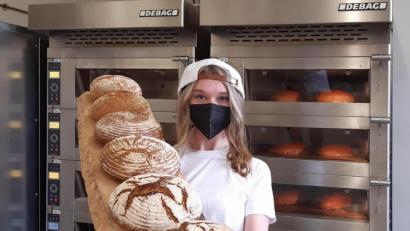 Bild: R. Kreuzer
Natalie Zimmermann übt mit Leidenschaft und Liebe ihren Beruf als Bäckerin aus. Hier in der Backstube der Europaberufsschule in Weiden.