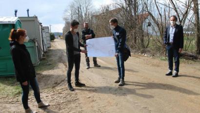 Bild: pi
Bürgermeisterin Marina Hirnet (links) bespricht mit Vertretern der Zwick Ingenieure GmbH, darunter Chef Manuel Zwick (rechts), und der Wilhelm Bauer GmbH & Co. KG den Ablauf der Arbeiten.