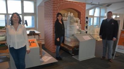 Bild: jr
Das Museum Mitterteich ist ab Dienstag wieder geöffnet, sofern sich die Inzidenzwerte zwischen 50 und 100 bewegen. Darauf freuen sich Nicole Schuller, Marion Papsch und Bürgermeister Stefan Grillmeier.