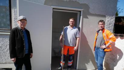 Bild: hmr
Zweiter Bürgermeister Karlheinz Hoyer (links) überzeugte sich bei einem Ortstermin von der gelungenen Renovierung der Toilettenanlage beim Friedhof in Waldsassen. Mit im Bild der städtische Arbeiter Stefan Waidhas (Mitte) und Bauhofleiter Thomas Ernstberger (rechts).