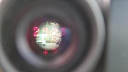 Bild: sne
Ein Blick durch die Laserpistole - Das Gerät zeigt die Geschwindigkeit an und vergrößert die Ansicht.