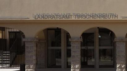 Archivbild: tr
Das Landratsamt Tirschenreuth nimmt Stellung zu Aussagen von Georg Rubenbauer im Marktrat Mähring.