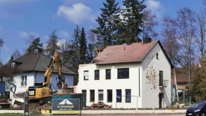 Bild: Portner
Die Tage des AOK-Hauses an der Kreuzung der Staatsstraßen 2159/2398 und der Straße „Am Schießanger“ sind gezählt. Am Mittwoch knabberte der Bagger bereits einiges weg. Für einen Kreisverkehr an dieser Stelle läuft aktuell ein Bebauungsplanverfahren der Stadt.