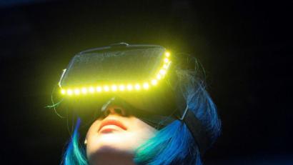 Bild: Jan-Pieter Fuhr
Bildtext: Im Staatstheater Augsburg experimentiert man mit VR-Brillen, hier eine Szene aus der Hybrid-Oper "Orfeo ed Euridice".