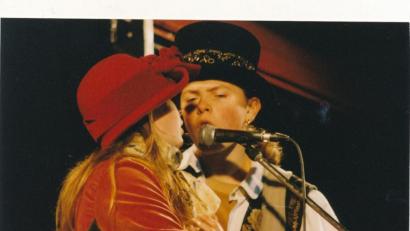 Archivbild: Kunz
Barby singt im Duett mit ihrem Bruder Paddy vor dem Alten Rathaus.