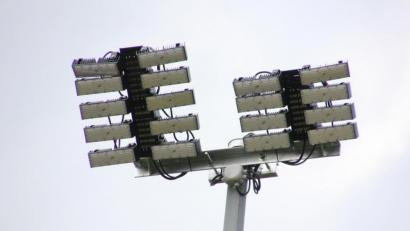 Bild: kro
Die sechs Flutlichtmasten beim SC Mähring wurden mit jeweils einem neuen LED-Flutlicht (Bild) ausgestattet. Die Gesamtkosten belaufen sich auf knapp 38.000 Euro, wobei rund 80 Prozent an Zuschüssen erwartet werden.